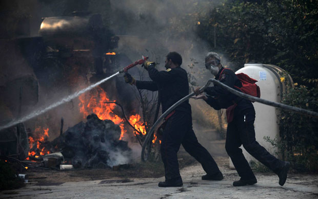 ГЛЕДАО ВАТРИ У ОЧИ: Мушкарац снимао пожар који га је опколио (ВИДЕО)